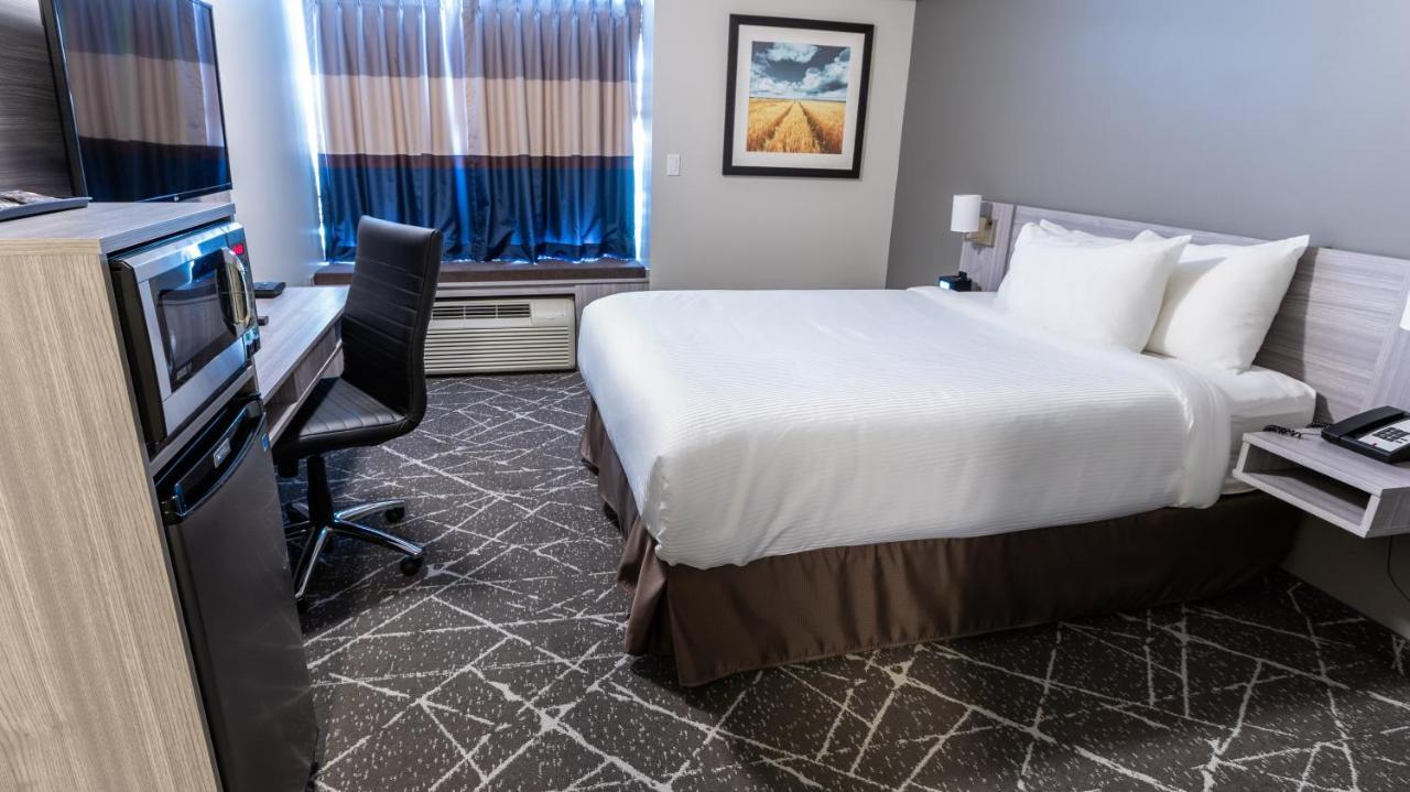 Microtel Inn & Suites By Wyndham Lloydminster Exteriör bild