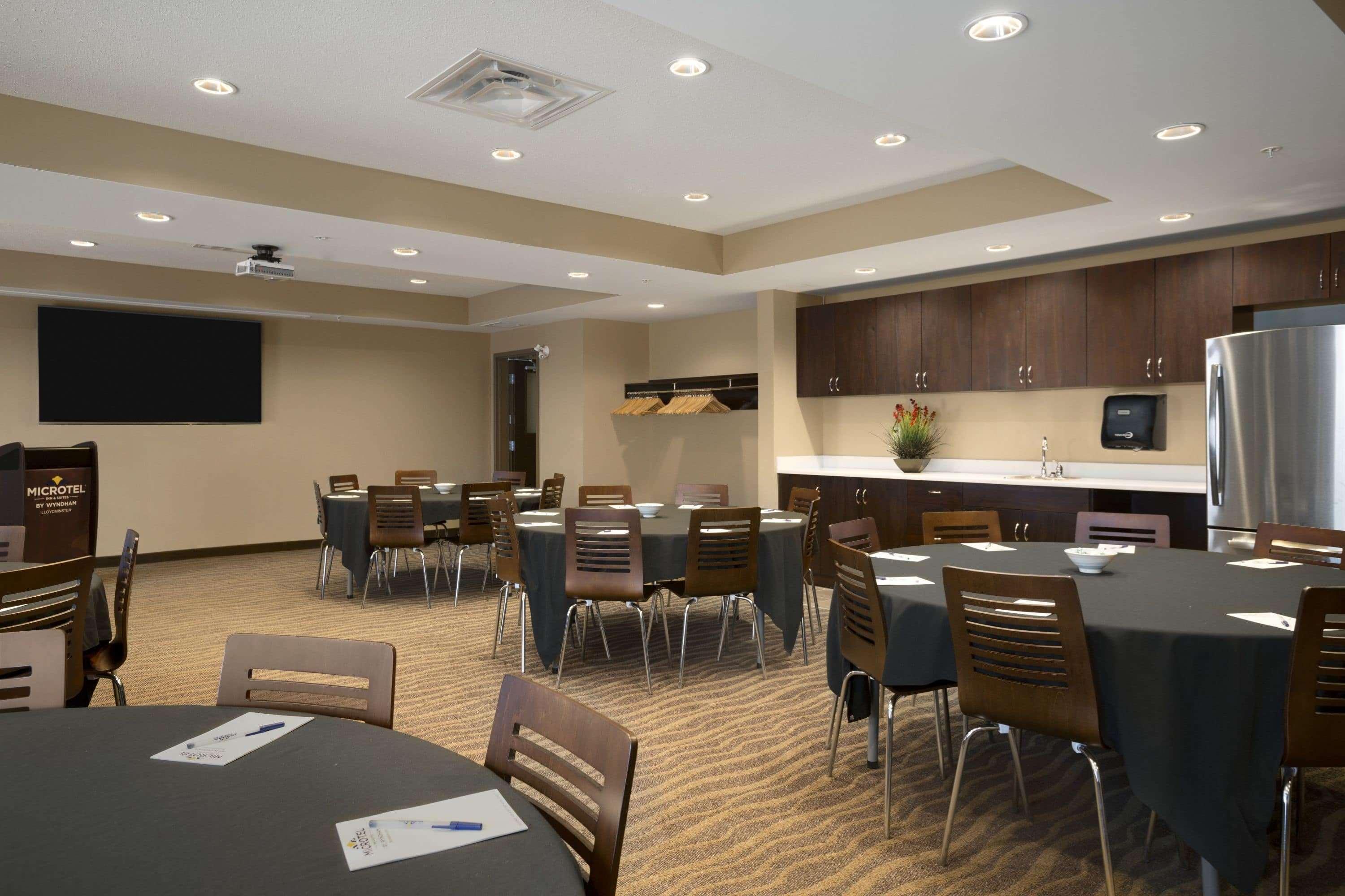 Microtel Inn & Suites By Wyndham Lloydminster Exteriör bild